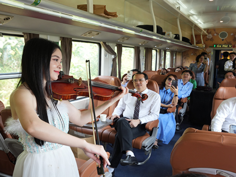 Du khách được nghe các bài nhạc trên tàu Huế Đà Nẵng