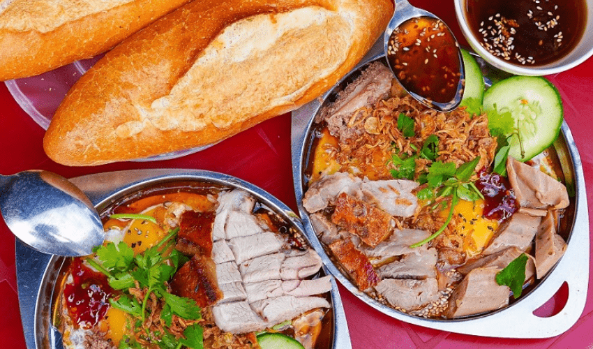 Bánh mì chảo heo quay