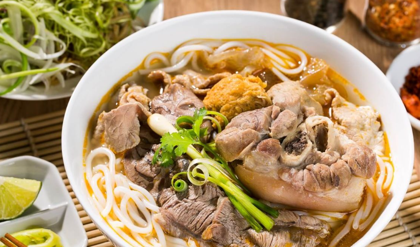 Một tô bún bò đầy ú ụ