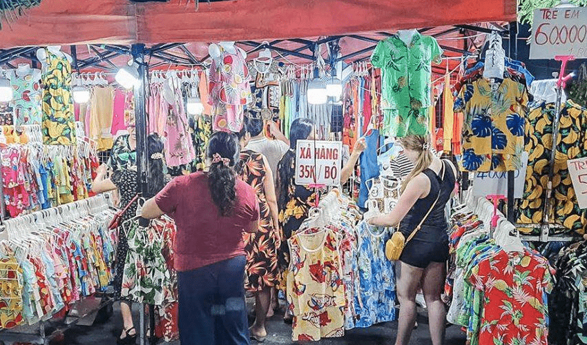 Mua quần áo giá rẻ tại Chợ đêm Lê Duẩn 