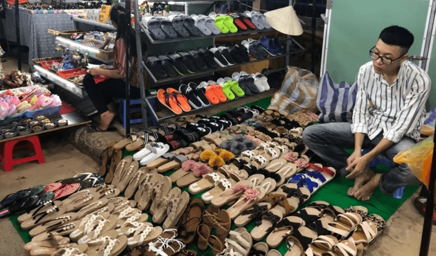 Mua giày dép, phụ kiện tại Chợ đêm Lê Duẩn 