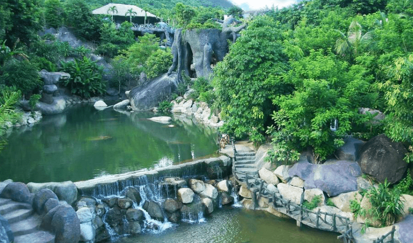 Suối khoáng nóng núi Thần Tài