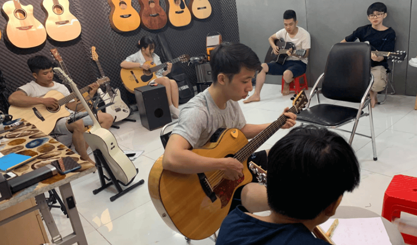 học đàn guitar Đà Nẵng thoáng mát